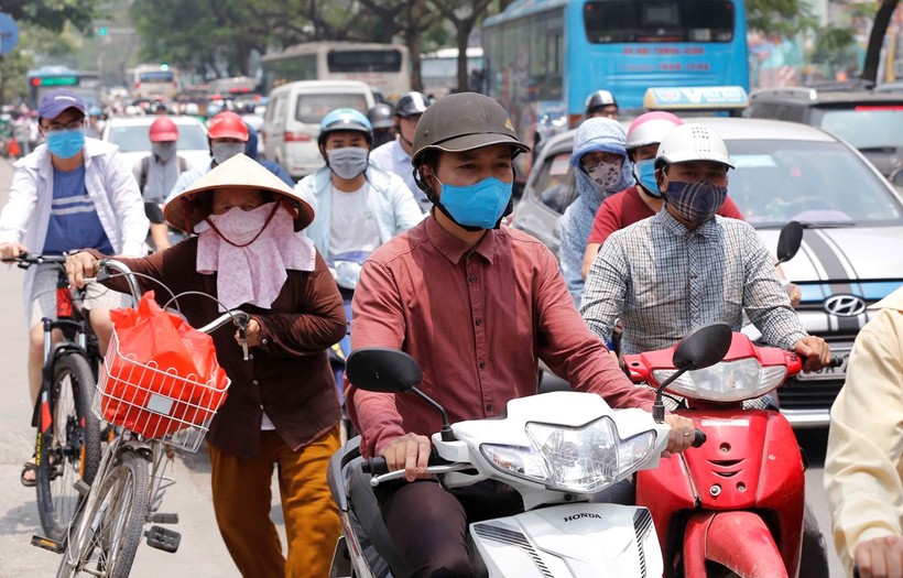 Người dân Hà Nội tham gia giao thông trên tuyến đường Minh Khai - Tam Trinh trong nắng nóng gần 40 độ C. (Ảnh: Doãn Tấn/TTXVN).