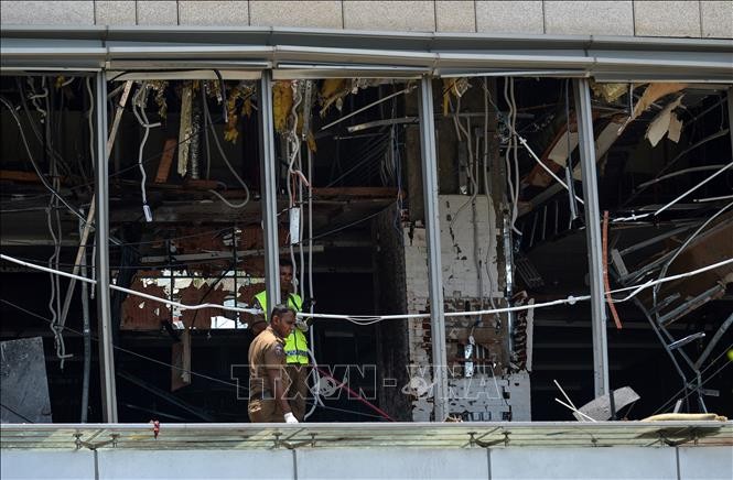 Cảnh sát điều tra tại hiện trường vụ nổ ở khách sạn Shangri-La, Colombo, Xri Lan-ca, ngày 21/4/2019. Ảnh: AFP/ TTXVN