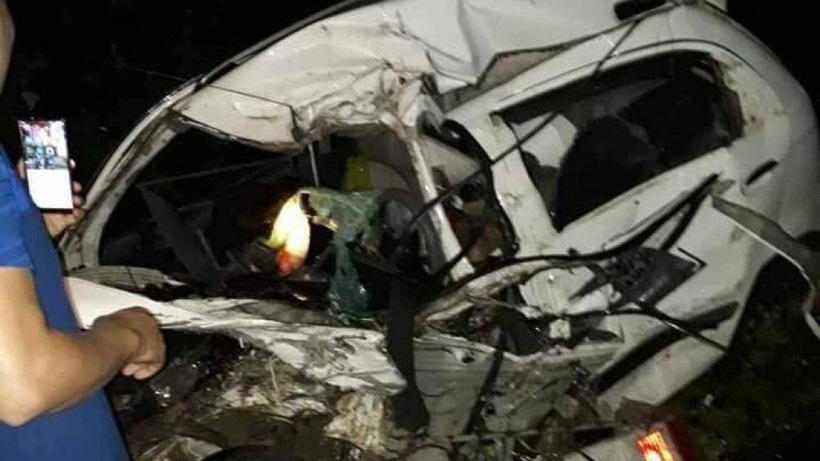 Xe con vỡ vụn sau tai nạn, hai người tử vong mắc kẹt trong xe