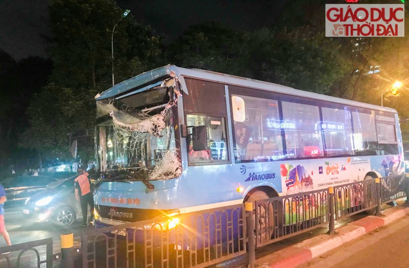 Xe buýt đâm đổ rào chắn giới hạn độ cao cầu vượt Thái Hà 