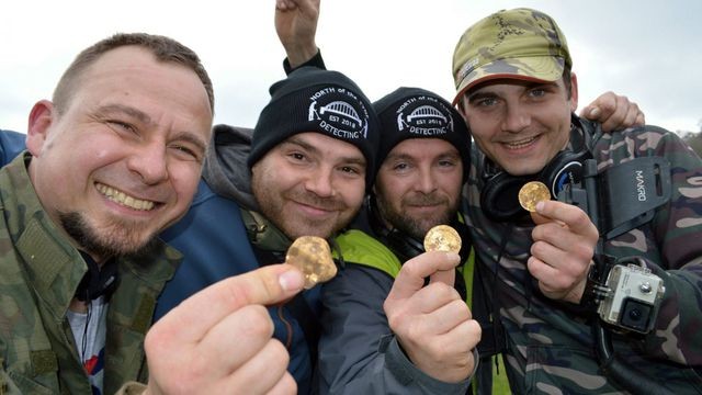 Nhóm thợ săn kho báu nghiệp dư tìm thấy những đồng xu vàng hiếm có.