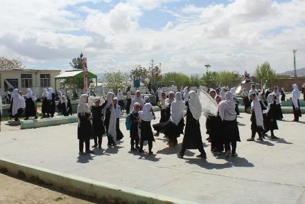 Dù chính phủ đã rất nỗ lực, nhưng đối với nhiều trẻ em Afghanistan hiện nay, việc được đi học chỉ là ước mơ. Ảnh: Tolo News