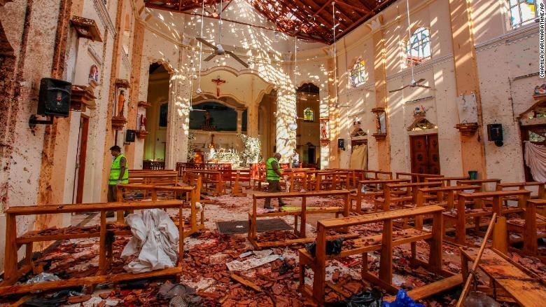 Nhà thờ St. Sebastian"s ở Negombo tan hoang sau khi bị tấn công