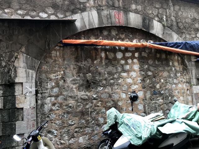 Hà Nội: Mục sở thị việc đục thông vòm cầu đường sắt chạy qua phố cổ