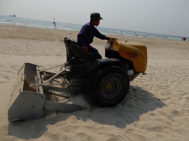 Xem máy sàng cát “lọc” sạch bãi biển Đà Nẵng