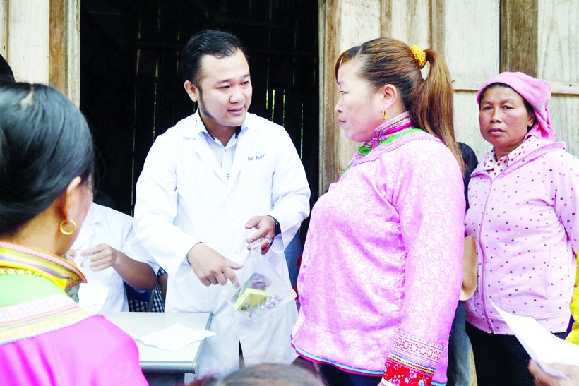 ThS.DS Trương Văn Đạt tư vấn sử dụng thuốc cho người dân xã Phìn Hồ, huyện Nậm Pồ, tỉnh Điện Biên ngày 16/3/2019