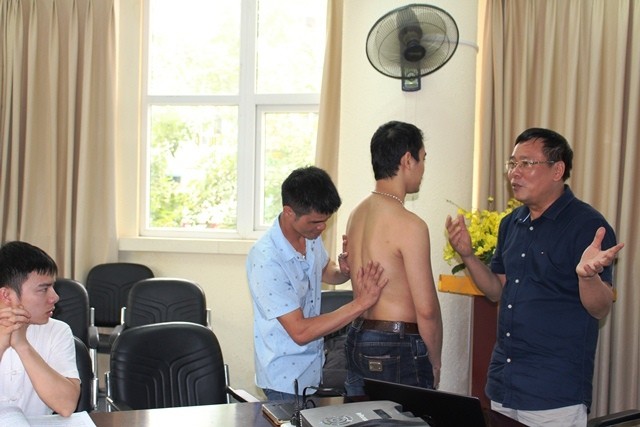 Bác sĩ Nguyễn Khắc Đát chỉ dẫn các thao tác cho HS khiếm thị của Trường PTCS Nguyễn Đình Chiểu.
