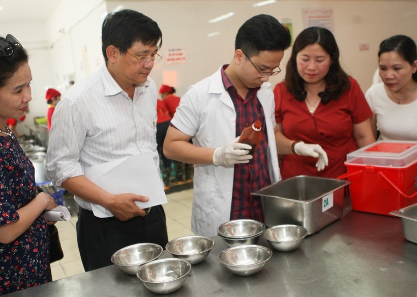 Phó Giám đốc Sở GD&ĐT Hà Nội Phạm Xuân Tiến kiểm tra an toàn thực phẩm tại một trường học quận Ba Đình.