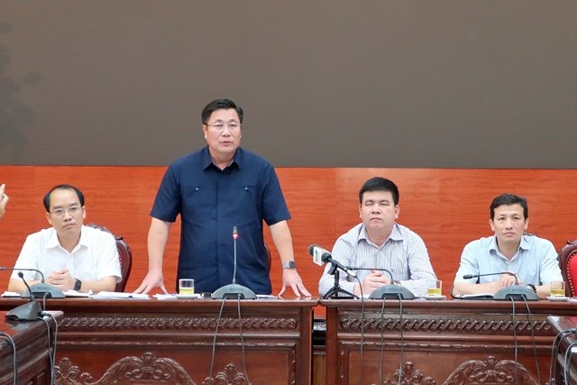 Chủ tịch UBND quận Hoàng Mai Nguyễn Quang Hiếu thông tin tại buổi giao ban báo chí
