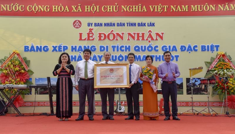Bà H’ Yim Kđoh, tỉnh ủy viên, phó chủ tịch UBND tỉnh Đắk Lắk thừa ủy quyền của Thủ tướng Chính phủ trao bằng xếp hạng Di tích quốc gia đặc biệt nhà đày BMT.