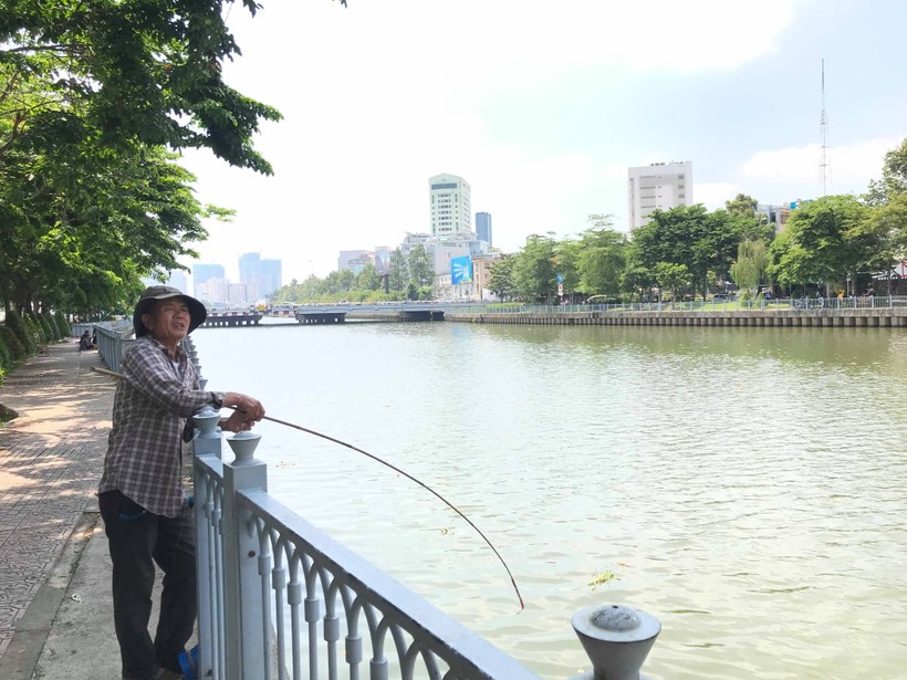 Kênh Nhiêu Lộc - Thị Nghè không còn hiện tượng cá chết và nhiều người dân ra câu cá giải trí