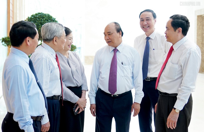 Thủ tướng Nguyễn Xuân Phúc trao đổi với các đại biểu. Ảnh: VGP