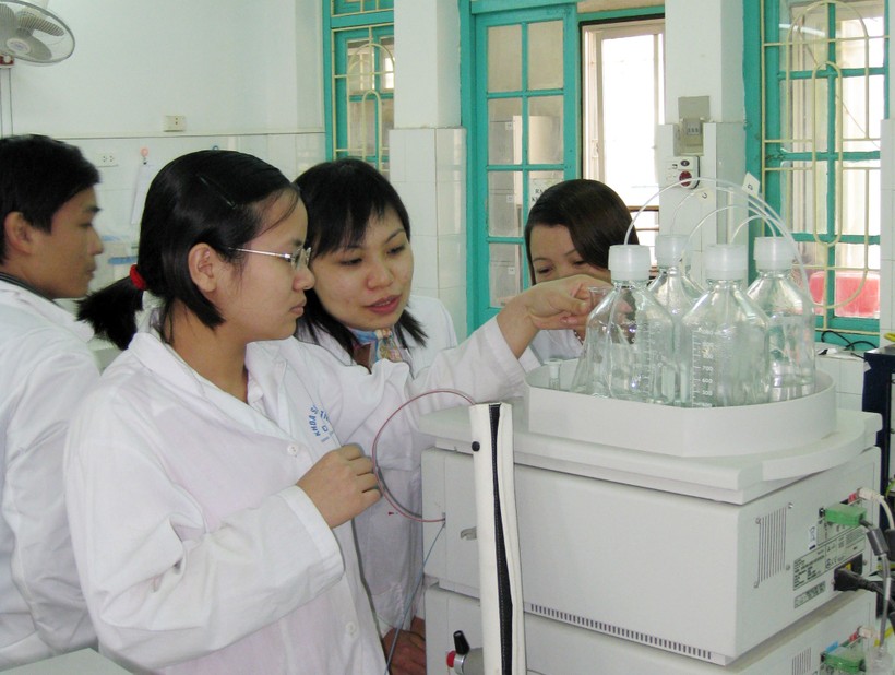 Trong phòng thí nghiệm công nghệ sinh học Trường ĐHSP Hà Nội.	Ảnh Đức Chiêm