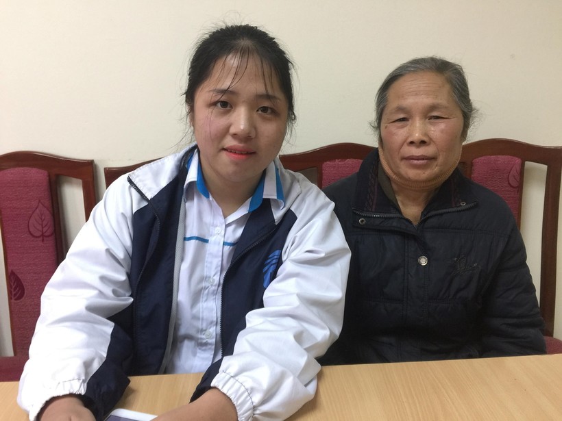 Nguyễn Hồng Hạnh và bà ngoại. Ảnh: Gia Hân