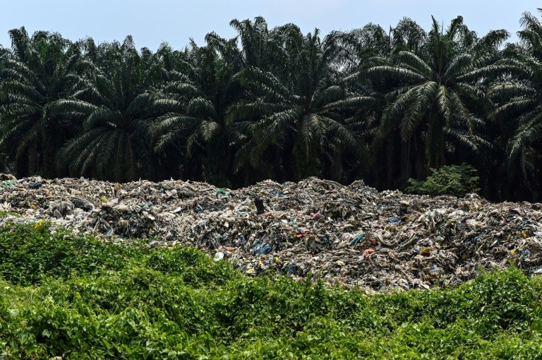 Bãi rác thải nhựa chờ tái chế nằm ven thị trấn nhỏ Jenjarom (Malaysia).