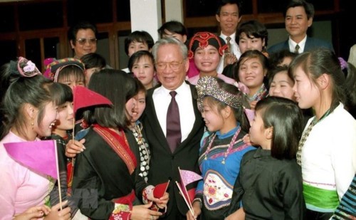Chủ tịch nước Lê Đức Anh thăm thầy cô giáo và học sinh Trường Phổ thông dân tộc vùng cao Lai Châu, tháng 3/1996. Ảnh: Cao Phong/TTXVN.