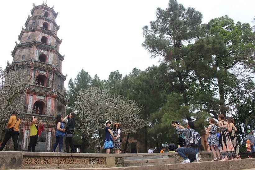 Du khách tham quan, chụp ảnh tại chùa Thiên Mụ