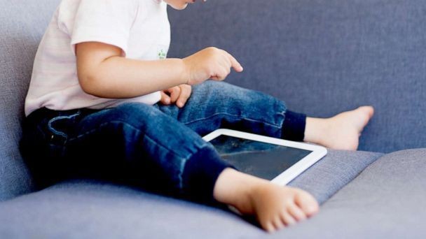 WHO cảnh báo trẻ dưới 1 tuổi tuyệt đối không tiếp xúc thiết bị điện tử