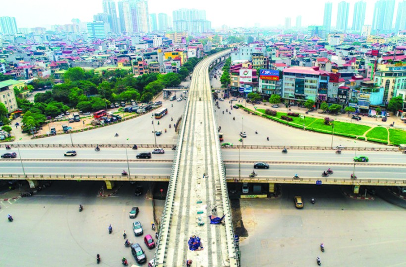 Đoạn đường sắt trên cao Nhổn - ga Hà Nội tại nút giao Mai Dịch. Ảnh: Khánh Linh.
