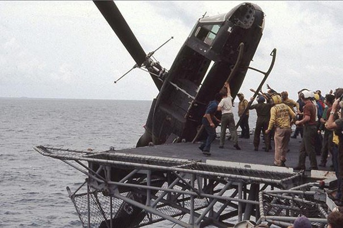 Tại sao tàu Mỹ ném máy bay xuống biển năm 1975?