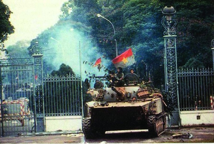 Chiếc xe tăng 390 Quân giải phóng tiến vào Dinh Độc lập trưa ngày 30 /4/ 1975. Ảnh: INT.
