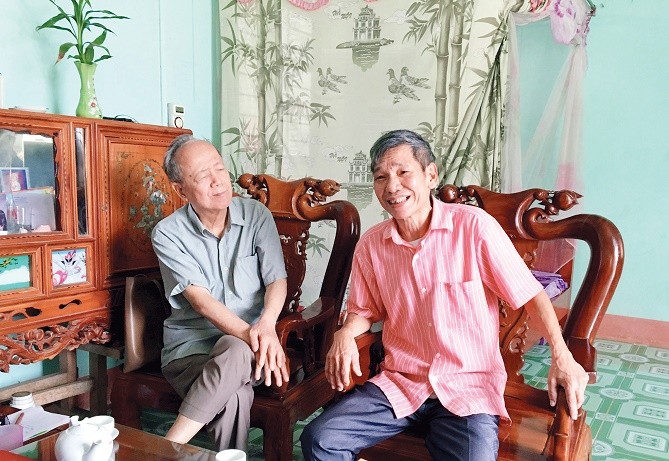 Anh hùng Nguyễn Xước Hiện (phải) và nhà văn Nguyễn Hữu Nhàn