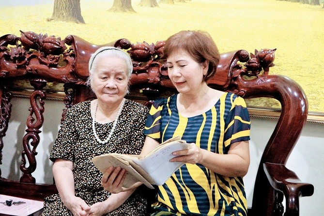 Bà Phan Thị Bé và con gái kể chuyện về liệt sỹ Phan Huy Chương. Ảnh: Hồ Lài