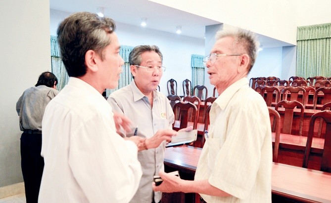 Nhà giáo Chu Cấp (phải) với học viên sau 50 năm gặp lại tại Long An 2015. Ảnh: TG