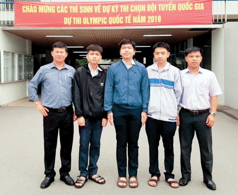 Trần Thế Phong (thứ 2 bên trái) cùng thầy giáo và các bạn tại kỳ thi chọn đội tuyển quốc gia dự thi Olympic quốc tế 2019. Ảnh: TG.