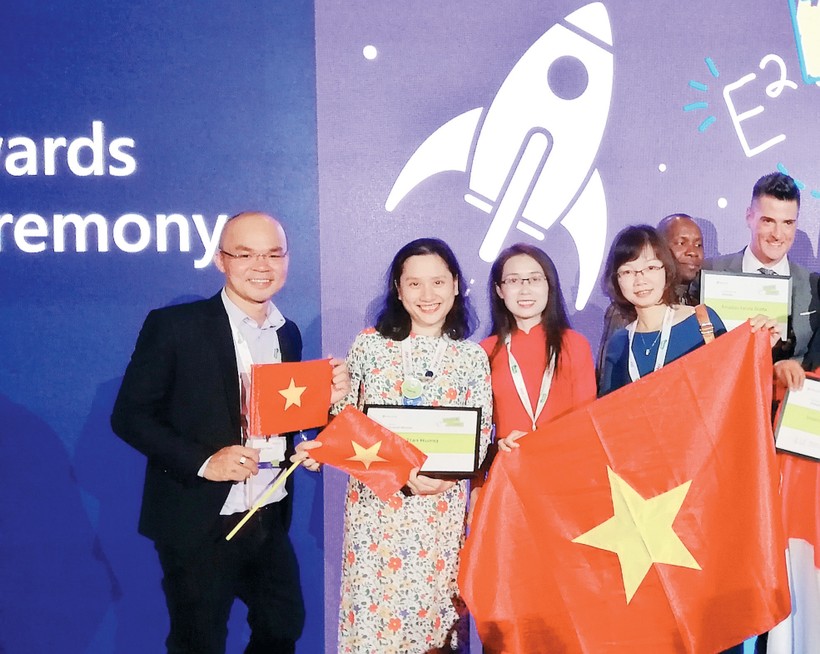 Cô Nguyễn Thị Diến (bìa phải) và các GV Việt Nam tham dự Diễn đàn GD sáng tạo toàn cầu tại Paris. Ảnh: Nhân vật cung cấp