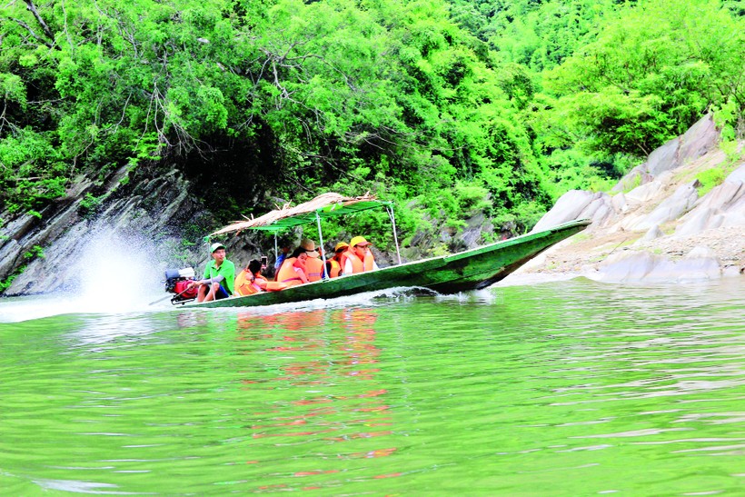 Khách khám phá vượt sông Giăng (huyện Con Cuông, Nghệ An)