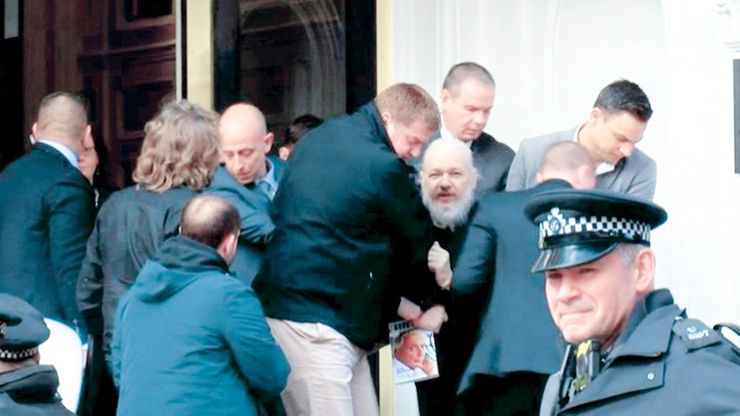 Cảnh sát Anh bắt giữ Julian Assange tại Đại sứ quán Ecuador ở London.	Ảnh: ruptly.tv.