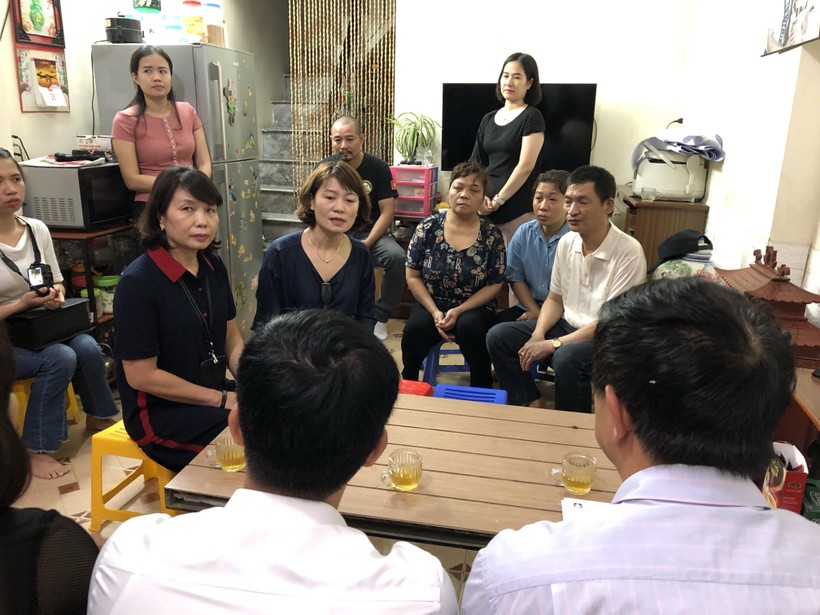 Các đồng nghiệp đến chia buồn cùng gia đình cô Quỳnh.