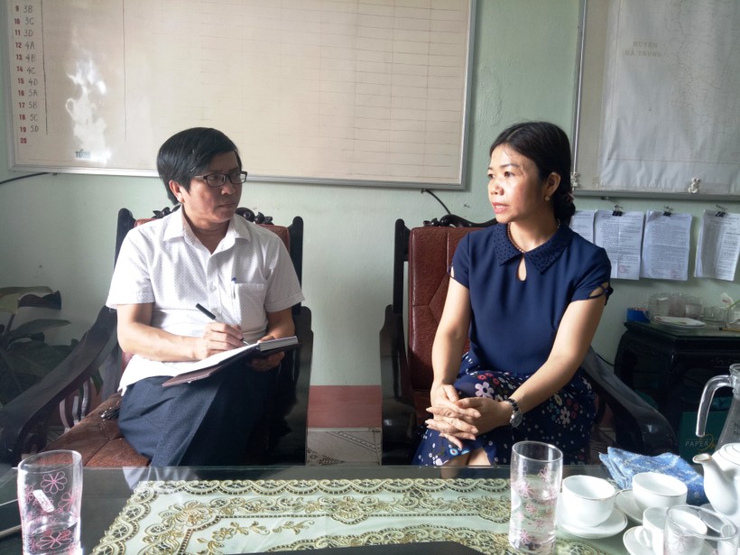 Bà Yên Thị Hạnh - Hiệu trưởng Trường Tiểu học Nga Bạch trao đổi với phóng viên Báo GD&TĐ