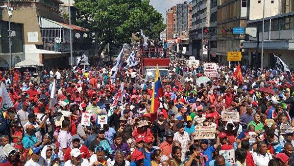 Những người ủng hộ Nicolas Maduro quây kín dinh Tổng thống bảo vệ ông.	Ảnh: Ria-Novosti