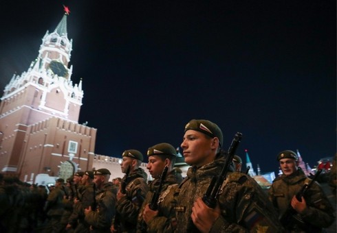 Các nam quân nhân Nga tổng duyệt tại Quảng trường Đỏ đêm 29/4.