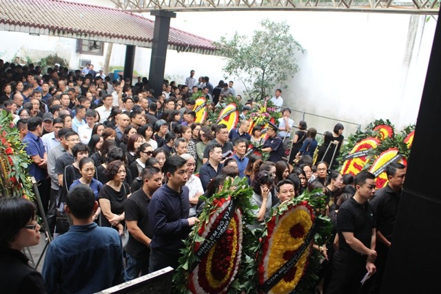 Hàng nghìn người đã có mặt tại nhà tang lễ Bệnh viện Bạch Mai để tiễn đưa cô giáo Quỳnh về nơi an nghỉ cuối cùng