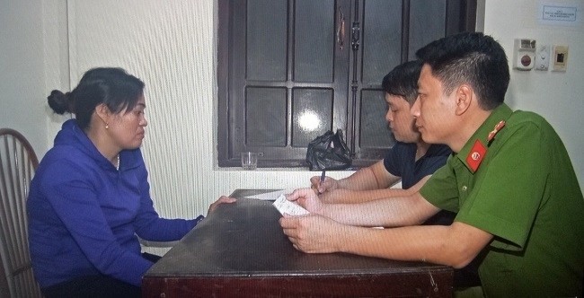 Đối tượng Lê Thị Loan tại cơ quan cảnh sát điều tra.
