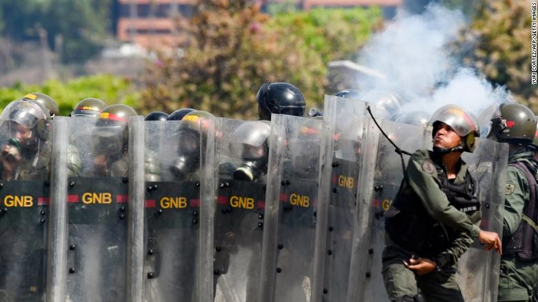 Binh lính Venezuela ủng hộ Maduro đàn áp biểu tình. Ảnh: Geety.