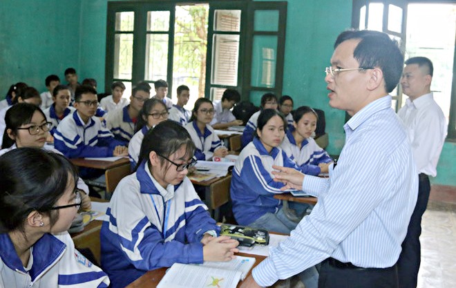 Ông Mai Văn Trinh - Cục trưởng Cục Quản lý chất lượng, Bộ GD&ĐT kiểm tra công tác chuẩn bị thi THPT quốc gia tại Bắc Giang. Ảnh: Báo Thanh Niên.