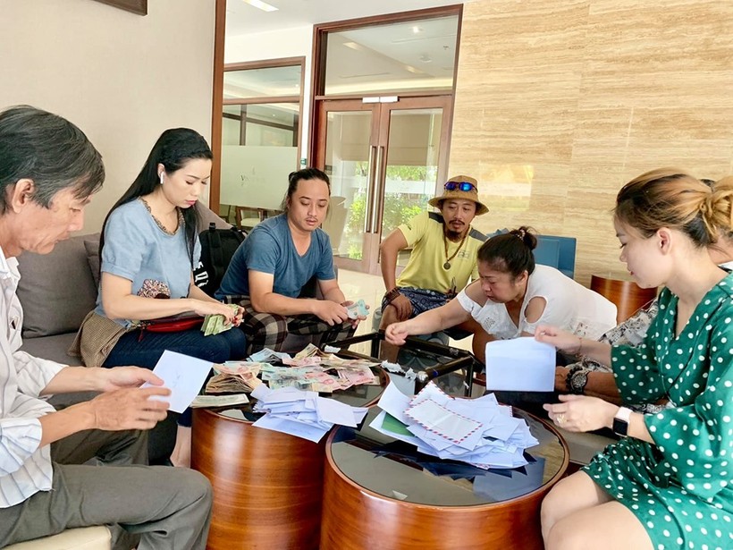 Gia đình Lê Bình tặng gần 300 triệu tiền phúng điếu cho bệnh nhân nghèo