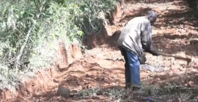 Người đàn ông Kenya tự làm con đường gần 2km trong 6 ngày với công cụ hết sức thô sơ