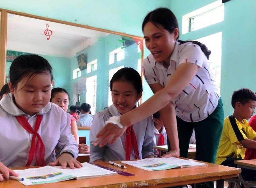 Cô giáo Trần Thị Thanh, mặc dù vết thương còn phải băng bó, nhưng vẫn xin xuất viện để về với học trò