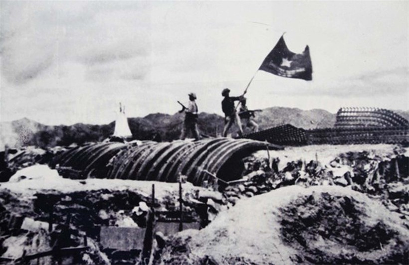 17 giờ 30 phút ngày 7/5/1954, bộ đội Việt Nam vẫy lá cờ chiến thắng trên nóc hầm của chỉ huy lực lượng Pháp,Tướng De Castries. Ảnh: Getty.