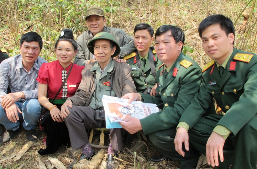 Nhà báo Phạm Phú Bằng (ngồi giữa) trong chuyến thăm lại Tòa soạn báo tiền phương năm 2014. Ảnh: NVCC