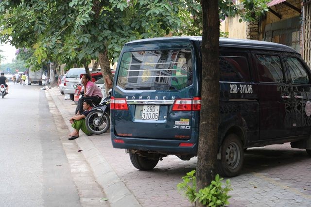 Ô tô đỗ trên vỉa hè đường Trường Chinh, TP Nam Định