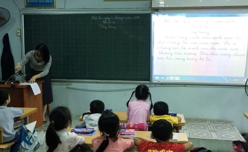 Cô Nguyễn Thị Yến ứng dụng máy chiếu đa vật thể bằng smart phone vào tiết dạy của mình.	Ảnh: Nhân vật cung cấp