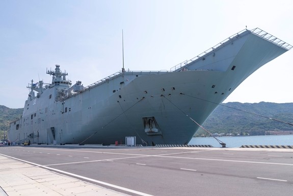 Tàu HMAS Canberra cập cảng Cam Ranh. Ảnh QĐND