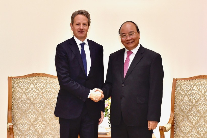 Thủ tướng Nguyễn Xuân Phúc tiếp ông Timothy Geithner, Chủ tịch Quỹ Warburg Pincus. Ảnh: VGP/Nhật Bắc