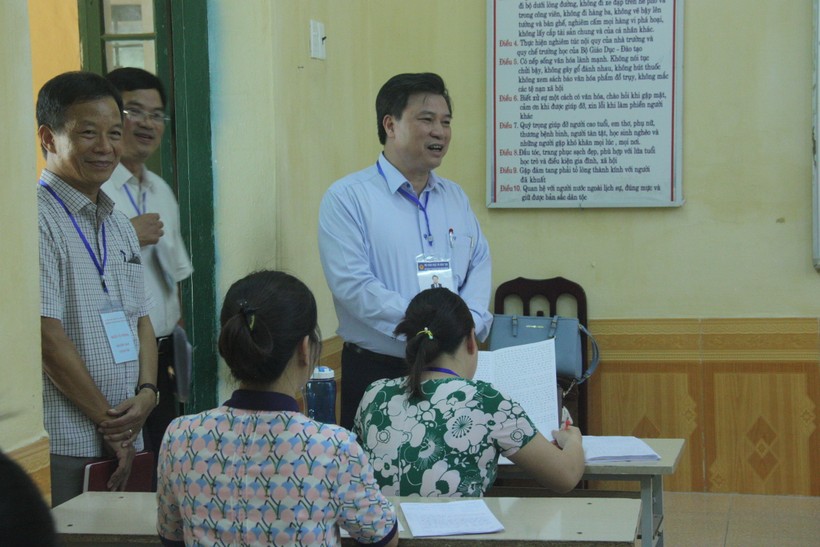 Thứ trưởng Bộ GD&ĐT Nguyễn Hữu Độ kiểm tra công tác chấm thi THPTQG năm 2018. Ảnh: Nguyễn Nhung